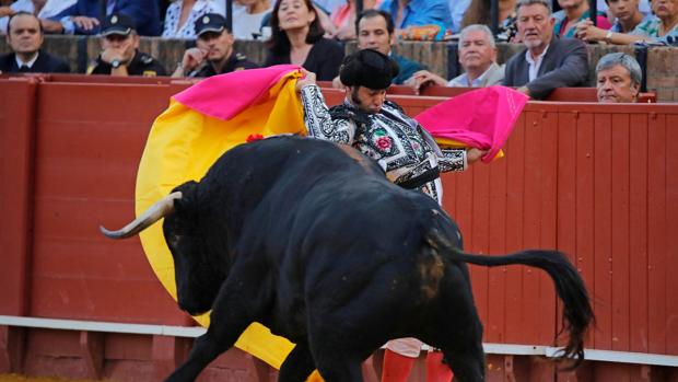 Morante de la Puebla con el capote sobre los hombros en la pasada Feria de San Miguel