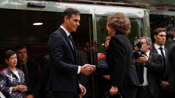 La Reina Doña Sofía ha llegado a las doce menos diez. La recibieron en el tanatorio el presidente del Gobierno, Pedro Sánchez; el ministro de Cultura, José Guirao, y la delegada del Gobierno en Catalunya, Teresa Cunillera. En la imagen, Pedro Sánchez saluda a la Reina Doña Sofía a su llegada al funeral