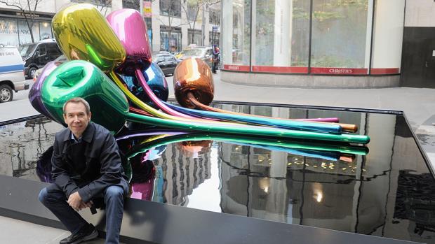 El artista estadounidense Jeff Koons posa delante de la obra que regaló a París