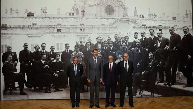 El Rey, con el ministro de Cultura, José Guirao; el presidente del Patrimonio Nacional, Alfredo Pérez de Armiñán, y el presidente de la Fundación Banco Santander, Antonio Escámez, durante la inauguración de la exposición «Cartas al Rey. La mediación humanitaria de Alfonso XIII en la Gran Guerra», ayer en el Palacio Real.
