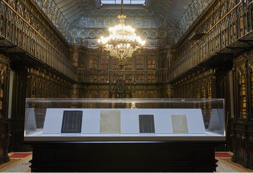 Elena Asins. Obras de la artista se exhiben en una vitrina en la Biblioteca del Senado, que fue diseñada por su abuelo, Bernardo Asins