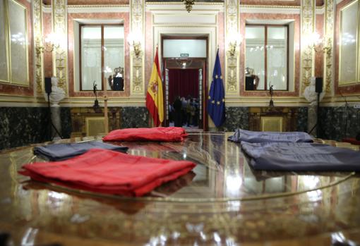 Juan Luis Moraza. El artista imprimió el Estatuto de los Trabajadores en sábanas de raso. La obra, en el Salón de los Pasos Perdidos del Congreso