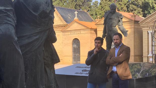Morante de la Puebla y Santiago Abascal, ante el panteón a Joselito el Gallo (detrás, el monumento a Paquirri), en el cementerio de San Fernando