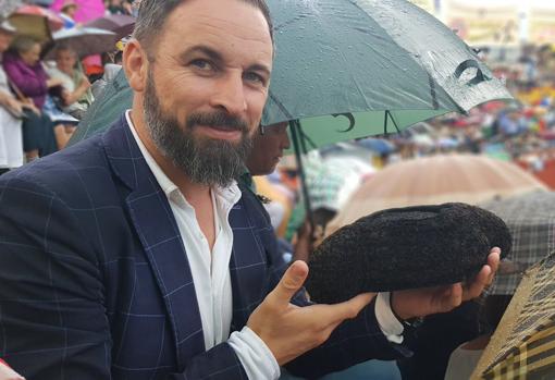 Santiago Abascal, con la montera de Morante tras el brindis en Arévalo
