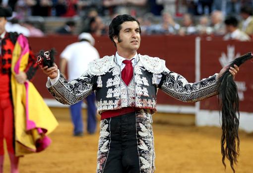 Morante pasea un rabo en la plaza de los Califas, en 2013, tras visitar la tumba de Manolete en el cementerio de la Salud de Córdoba