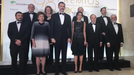 Los Reyes ya han llegado a la gala de entrega de los premios Mariano de Cavia, Luca de Tena y Mingote
