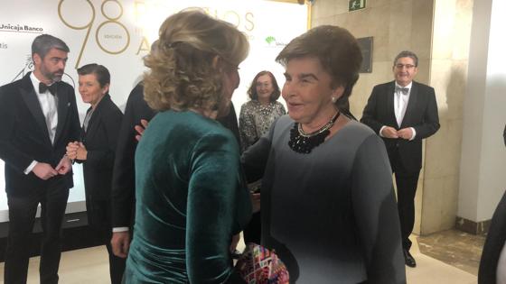 Esperanza Aguirre saluda a Pilar de Yarza