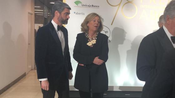 La presidenta editora de ABC, Catalina Luca de Tena, con el consejero delegado de Vocento, Luis Enríquez
