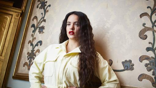 Posado de la cantante Rosalía en el Palacio de Santoña en Cantabria