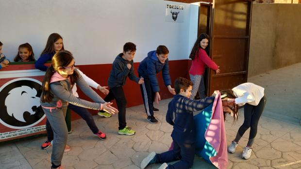 Fran recibe a portagayola a la niña (Cinthya) que hace de primer toro en medio de la algarabía de sus compañeros
