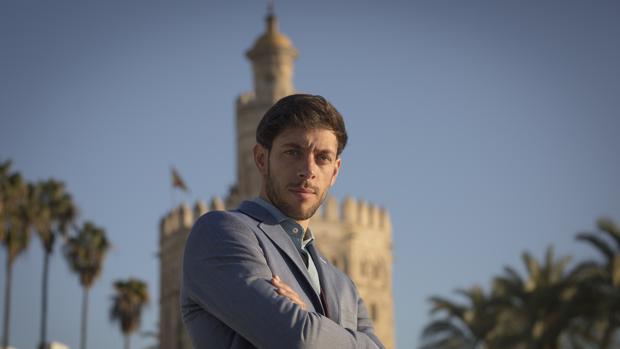 El sevillano, delante de la Torre del Oro, espera estar anunciado en 2019