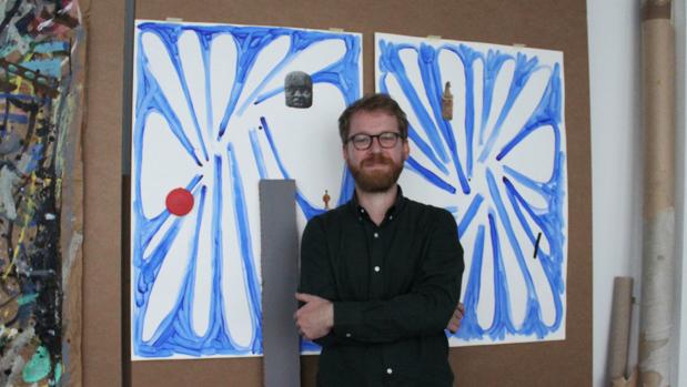 El artista Luis Vassallo junto a los bocetos de su última obra: «Buscadores»