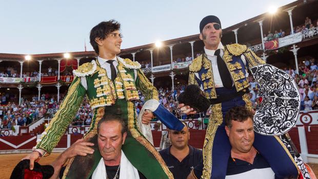 Roca Rey y Padilla, a hombros en Gijón