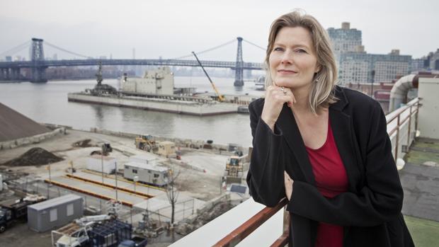 La escritora Jennifer Egan, fotografiada en el astillero de Brooklyn (Nueva York)