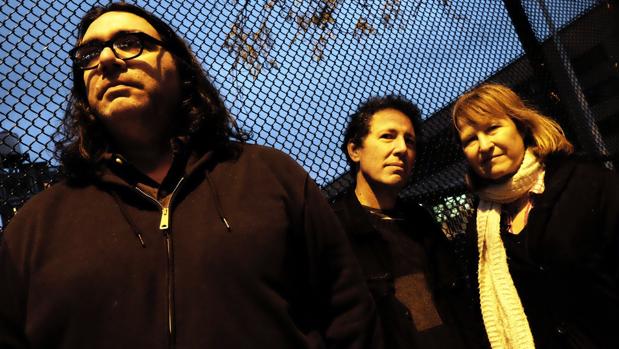 James McNew, en primer plano, junto al resto de Yo La Tengo: Ira Kaplan y Georgia Hubley