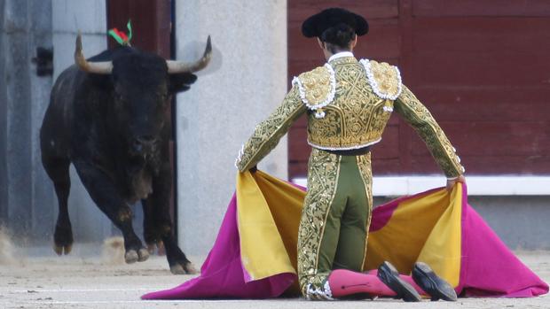 Alejandro Talavante fue la única figura que se apuntó, por partida doble, al sorte de la Feria de Otoño