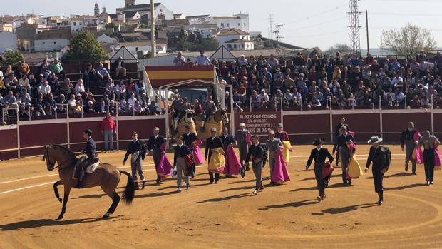Paseíllo en la plaza portátil de Gerena que se llenó