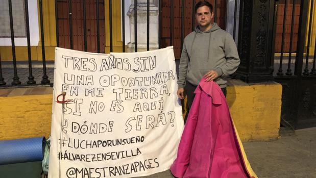 El novillero delante de la Plaza de Toros de Sevilla donde ha acampado