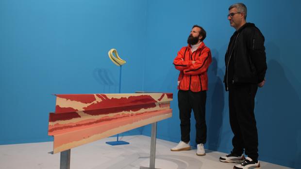 Unos visitantes se deleitan con las obras de Teresa Solar