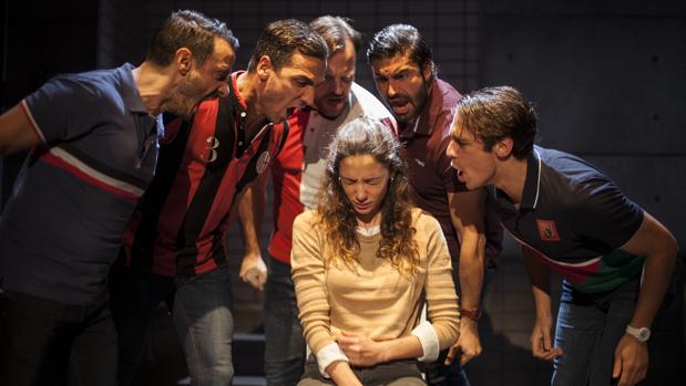 María Hervás, rodeada por Ignacio Mateos Raúl Prieto, Fran Cantos, Álex García y Martiño Rivas