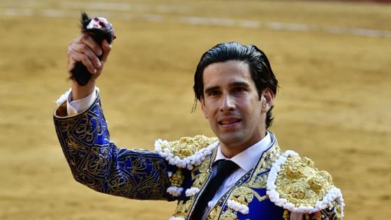 López Simón pasea la oreja del tercero