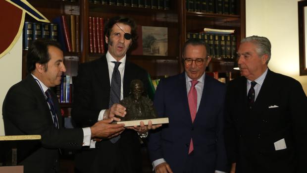 El diestro recoge el premio junto a Manuel Vázquez, Gómez de Salazar y Moreno de la Cova -