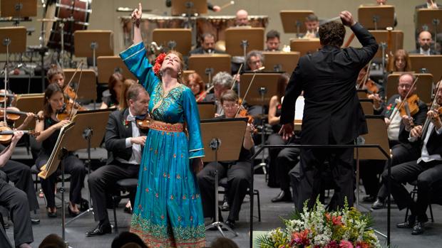 Wallis Giunta actuando junto a la ROSS, dirigida por John Axelrod