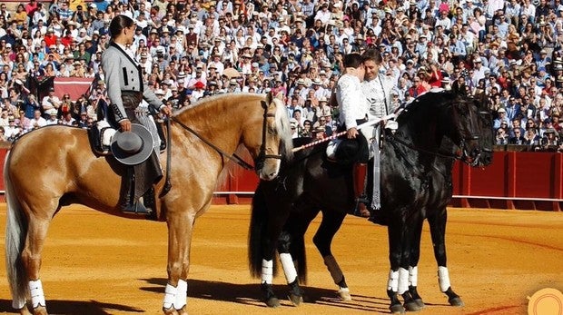 El abrazo entre Pablo Hermoso y Guillermo en la alternativa del hijo, con Lea Vicens de testigo