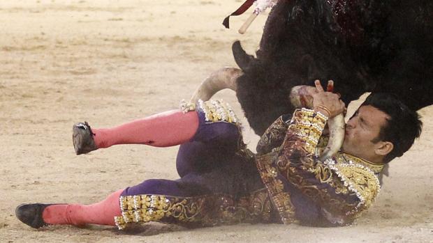 Cristian Pérez, en un dramático momento, a merced del sexto novillo