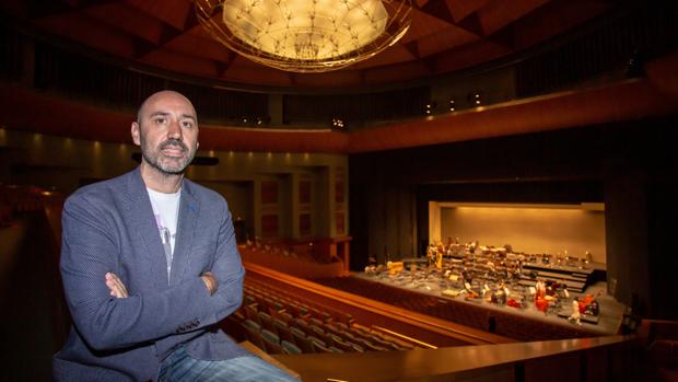 El director general Javier Menéndez en el Teatro de la Maestranza