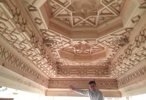 Juan Naya, junto a la reconstrucción de un artesonado mudéjar de Sigena