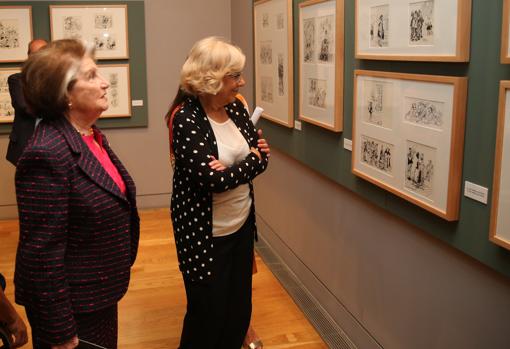 Isabel Vigiola, viuda de Mingote, y Manuela Carmena, durante la inauguración de la muestra