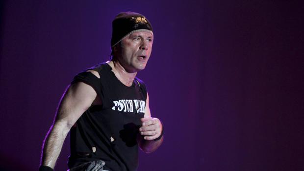 Bruce Dickinson durante un concierto