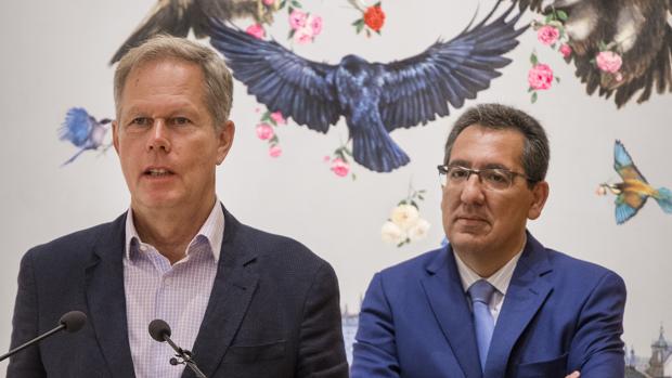 Van der Linde, junto a Antonio Pulido