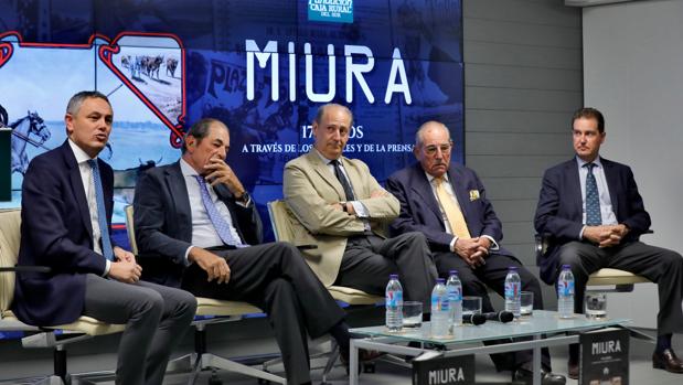Momento de la presentación del libro con los ganaderos Antonio y Eduardo Miura -