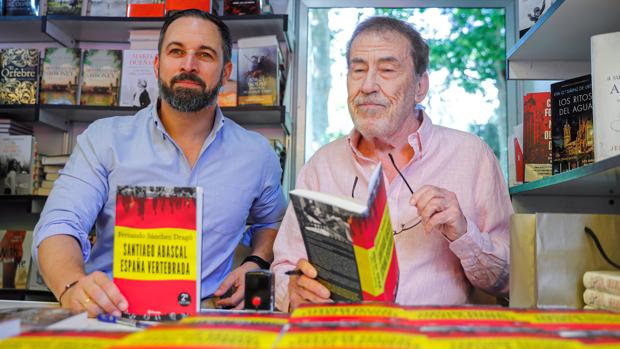Santiago Abascal, líder de Vox, junto a Fernando Sánchez Dragó