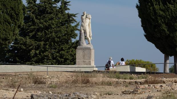 Escultura heroica colosal de Trajano en Itálica, que aspira a ser patromonio de la humanidad