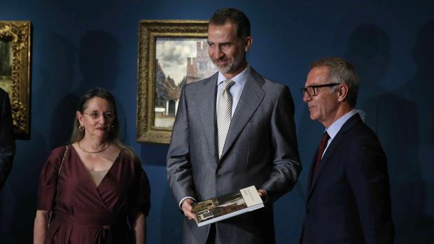 El Rey Felipe VI, junto al ministro de Cultura en funciones, José Guirao (a la derecha), y la vicepresidenta del Real Patronato del Museo Nacional del Prado, Amelia Válcarcel (a la izquierda)