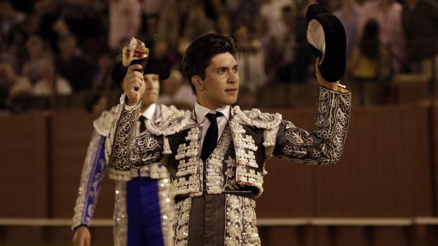 Novillada con picadores para los novilleros Daniel García Navarrete, Rafael González y Marcos, en la Plaza de Toros de la Maestranza. Primer novillo para Rafael González