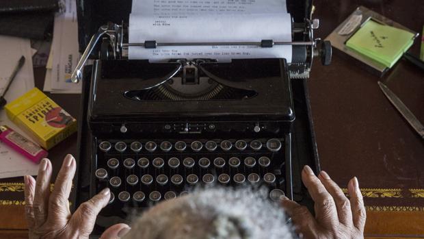 Toni Morrison, con su máquina de escribir
