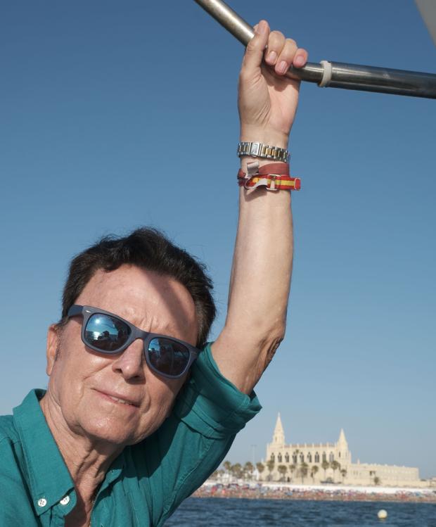 Ortega Cano, a bordo de un barco. con el Santuario de Chipiona al fondo