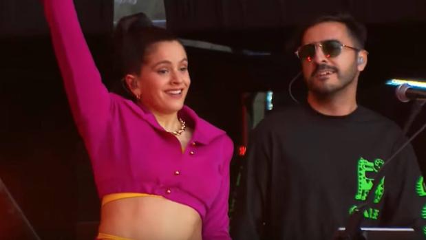 Rosalía y El Guincho, juntos en su actuación en Lollapalooza