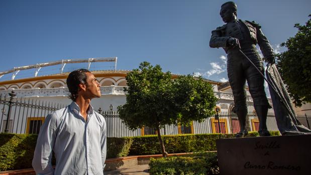 José Ruiz Muñoz, junto a la estatua de su tío, el maestro Curro Romero