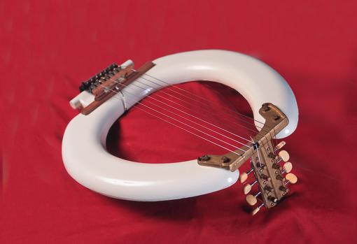 De la desafinaducha al nomeolbidet: los instrumentos informales de Les  Luthiers