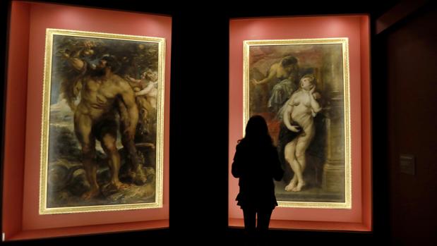 Una espectadora ante los dos rubens que cuelgan en el palacio de la condesa de Lebrija