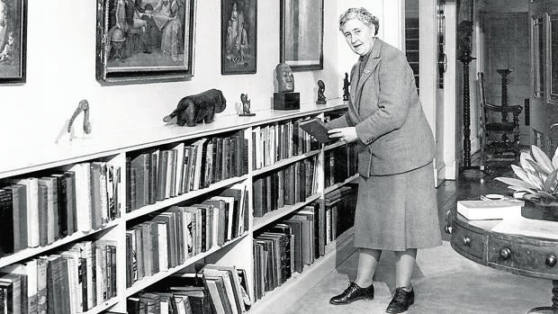 Agatha Christie, en la biblioteca de su casa