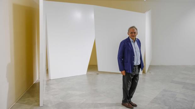 Juan Suárez junto a la pieza escultórica que ha creado para su retrospectiva en el CAAC