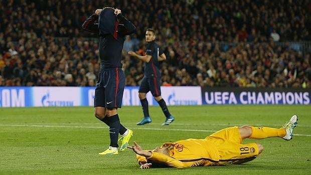 Jordi Alba se queja tirado en el césped