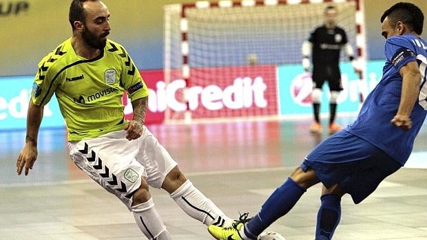 Ricardinho frente a Robinho, en la final de la UEFA Futsal Cup