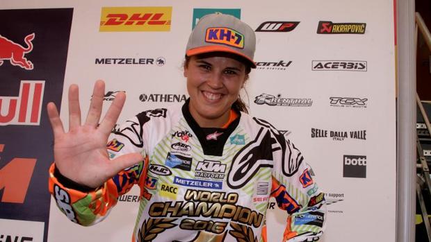 Laia Sanz posa sonriente tras conseguir su quinto título consecutivo de enduro